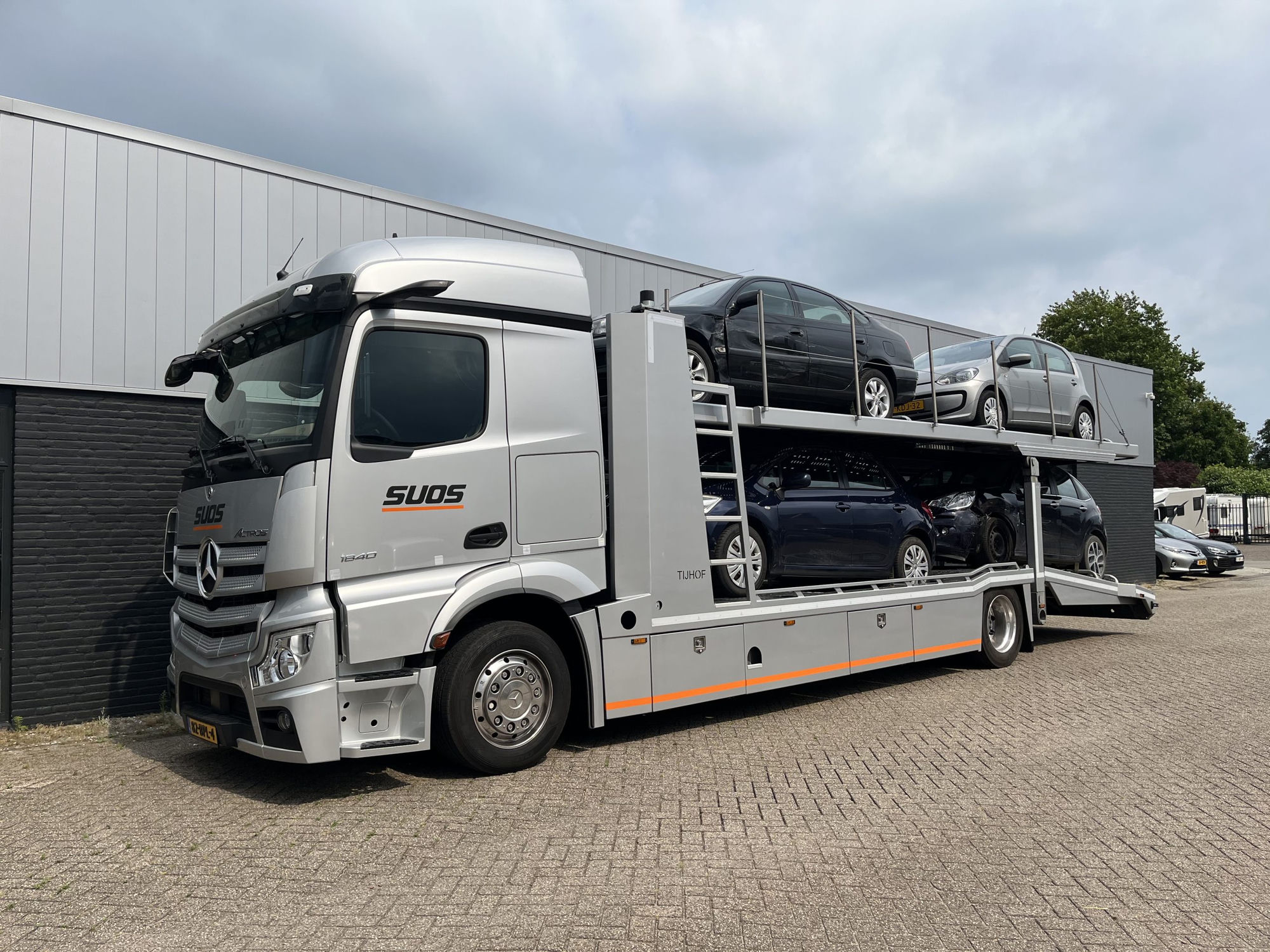 SUOS autotransporter geladen met auto's
