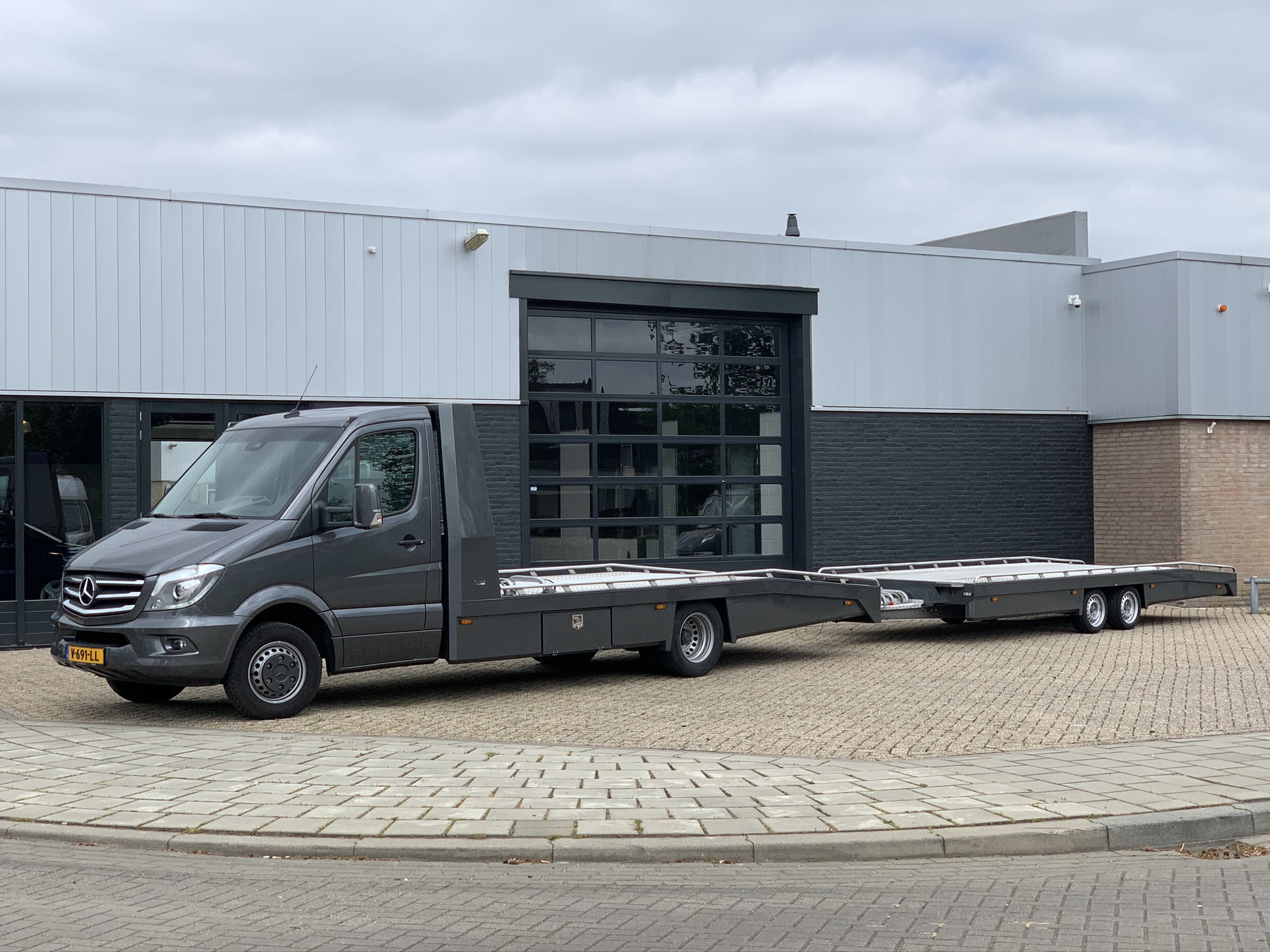Suos Auto's oprijwagen met aanhanger