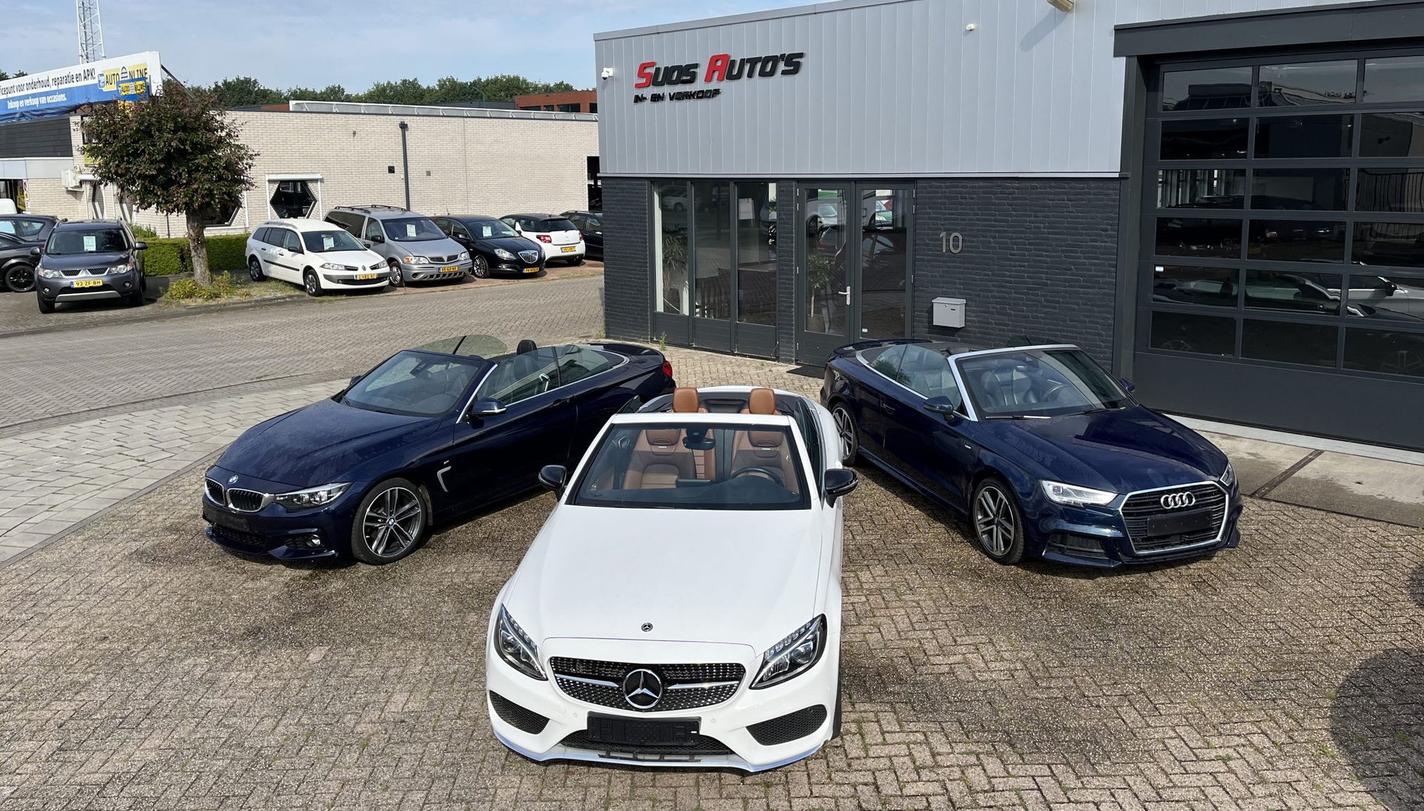 De showroom van Suos Auto's aan De Hoogt 10 in Loon op Zand